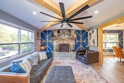 Image de *New* Catskills Brick House w\/Hot tub\/Game Rm etc!