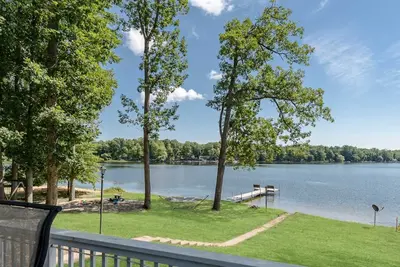Image de Lakefront Retreat in a Serene Country Setting