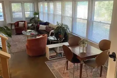 Image de 2br/2ba, Clean, Comfy & Steps from Dining & Sound w/ Tesla charging station
