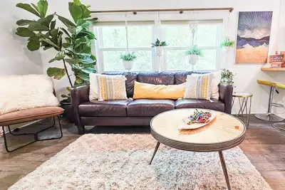 Image de Boho, plant-filled home w/ wood + leather touches, 3 beds, 2 baths, super clean.