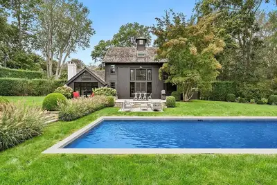 Image de Bridgehampton Renovated Luxe Farmhouse - Your Dream Vacation Home Awaits!
