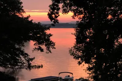 Image de Cnu 10 min. Sevierville 45 min. Private dock, kayaks, fire pit. Ample Parking