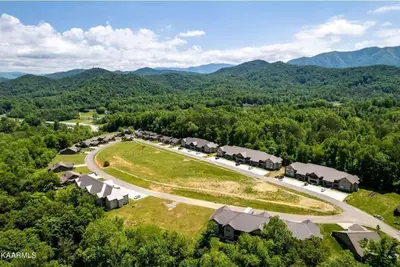 Image de Condo nestled in the Smokies with pool!