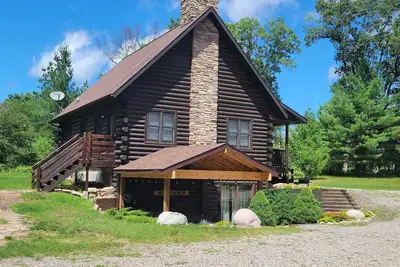 Image de Little Valley private log cabin in the woods by Lake Petenwell