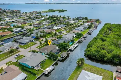Image de Waterfront Oasis w/ Private Heated Pool & Dock