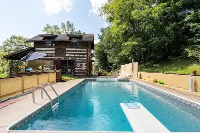 Image de Stunning Boho Log Cabin Country Retreat with Pool\n