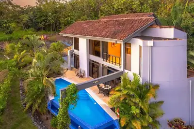 Image de Casa Tweed - Large private modern home, minutes from the ocean!