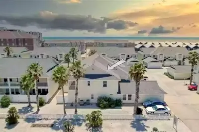 Image de Spacious Home, Short Walk to Beach, Heated Pool!