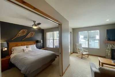 Image de Creekside condo close to Tube Town & skating pond, gas fireplace, full kitchen