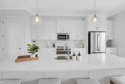 Image de Coastal beach cottage steps away from the white sand beaches!