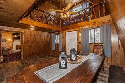 Image de Yellowstone Themed * Sleeps 8+ * Wifi * 1hr to Yellowstone