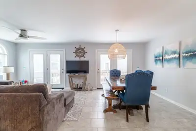 Image de Easy beach access, private pool, and Pet Friendly!