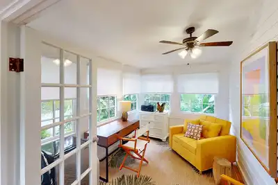 Image de Escape to The Gumbo Limbo Cottage, a charming 2br, 2. 5ba vacation rental