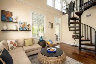 Image de Caroline On My Mind-New Listing-Light, Bright and Airy!