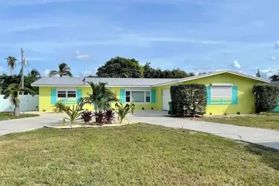 Image de Island-Themed, Four-Bedroom Game House!