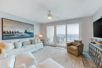 Image de Fourth floor oceanfront condo with ocean views, private W/D, and central Ac