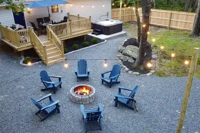 Image de Relax & Enjoy This Renovated Home with a Hot Tub & Fire Pit
