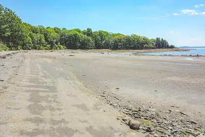 Image de Sun, salt and sand @ Heart Rock House! Private beach/8 min drive to Belfast!