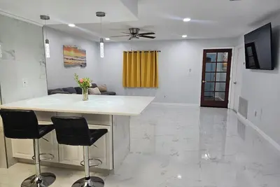 Image de 7. 3miles to Airport + 20miles to Disney + 8. 2miles to Dt!