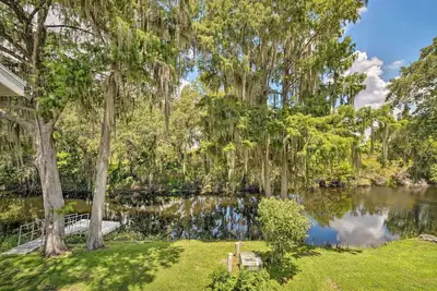 Image de Old Florida Setting w\/ Kayaks & Fishing Poles