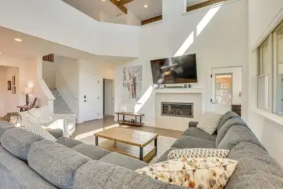 Image de Furnished Deck & Hot Tub: Chic Granby Home!