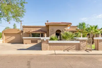 Image de Spacious home! Heated pool, sundeck, and sports court