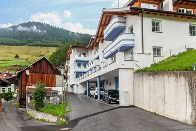 Image de Appartement \"Wohlfühlnest\" avec vue sur les montagnes, sauna et Wi-Fi partagés.