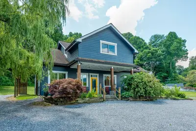 Image de Idyllic home with 2 separate apartments near skiing/hiking - firepit, fast WiFi