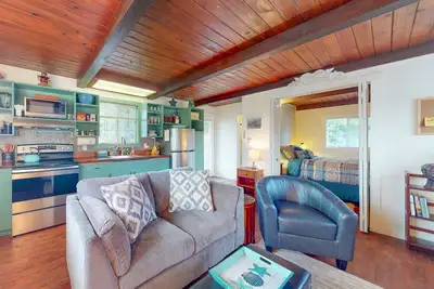 Image de Dog-friendly Adu with a full kitchen & shared washer/dryer - near the water