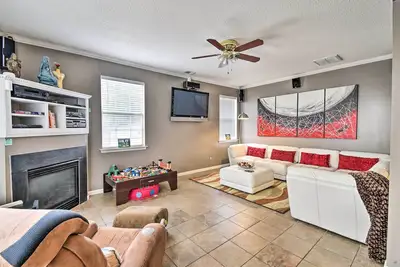 Image de Hampton Home w/ Fireplace + Close to Beaches!