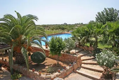 Image de Appartement de vacances avec vue sur les montagnes et piscine partagée.