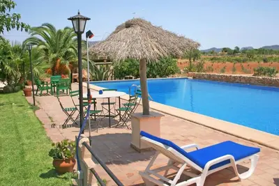 Image de Appartement adapté aux animaux domestiques avec vue sur les montagnes, piscine partagée et Wi-Fi.