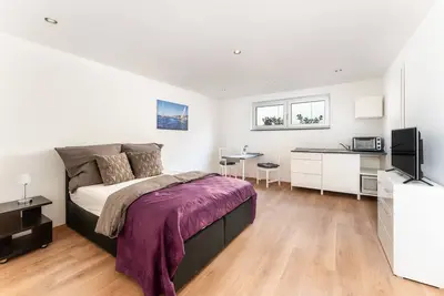 Image de Basement studio with king-size waterbed - good connection to the city center