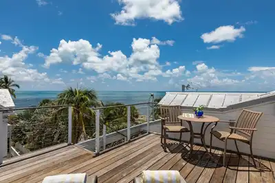 Image de Sea Forever ~ Downtown Ocean View Home w/ 3 Br, 3. 5 Ba w/ Pool!