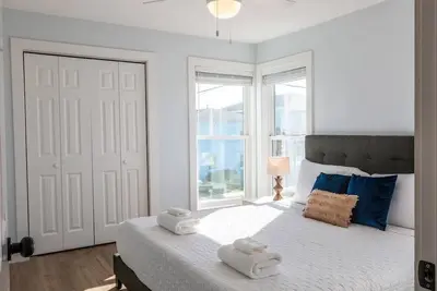 Image de 5-Minute Walk to Beach & Boardwalk, Full kitchen!
