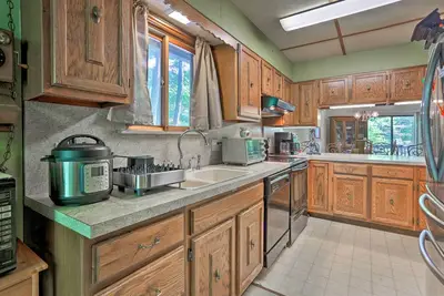 Image de Dog-Friendly Lake Ariel Resort Home w\/ Deck!