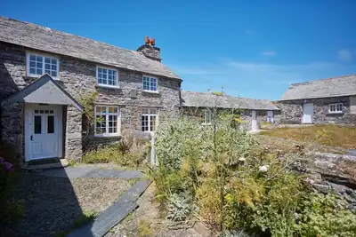 Image de Nestled down just off the South West coast path, The North Wing of this beautiful old farmhouse is t