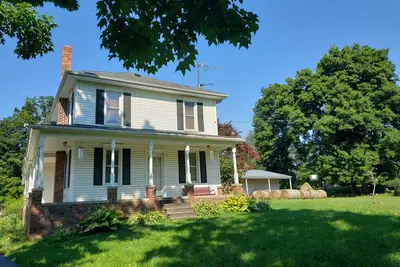 Image de Country farmhouse close to Hillsdale College.