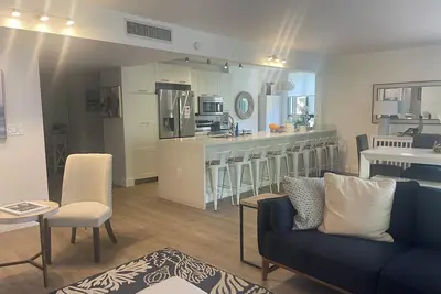 Image de Key Biscayne Gorgeous 3 bdrm Beachy Chic Condo