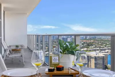 Image de Luxury 3 Br- Front Intercostal View|Amazing Pools