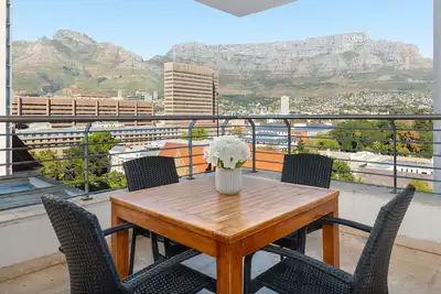 Image de Spacious Modern Apartment | Balcony Views