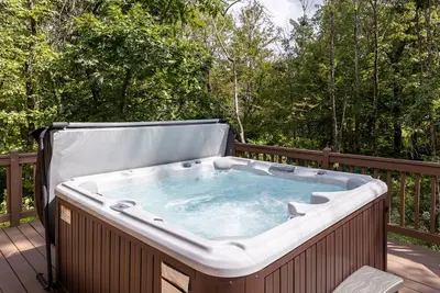 Image de Whispering Creek Hot Tub Pool TennisGolf King Beds
