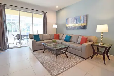 Image de Stylish 3 bed/3 bath townhome, dip pool, clubhouse pool, Disney World 10 miles!