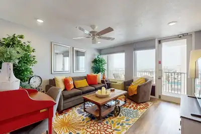 Image de Delightful snowbird-friendly beachfront condo with beach access & balcony