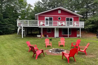 Image de Adorable mountain escape with firepit, wraparound deck, fast WiFi, & gas grill