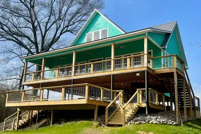 Image de Caddo Cabana- Waterfront on the Caddo River. Sleeps 16 in beds.