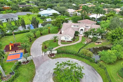 Image de 8br Luxury Villa w\/ Amazing Pool & Basketball