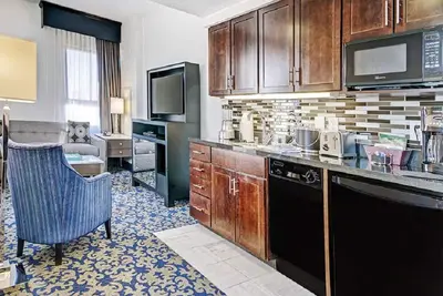 Image de Beautiful Hotel Suite near area attractions