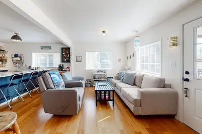 Image de Dog-friendly coastal-themed home with a full kitchen & washer/dryer