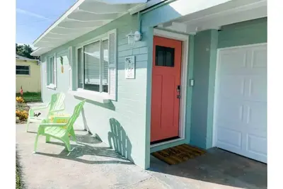 Image de Cute Beach House half a block from the beach 🏝